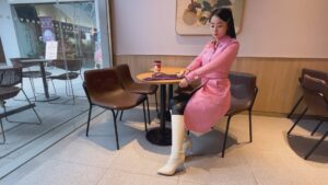 2022-F-O1206 Vorschau auf die Weihnachtssaison: Schönheit AMEI zog sich heute einen rosa Pelzmantel und weiße kniehohe Stiefel an und wartete in einem Café auf Freunde