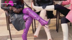F23003-预览：购物中心外的椅子上来了三个特殊的客人-紫色大腿靴+白色长靴