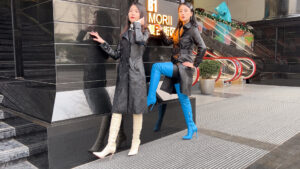 F23018-预览： 街头，来看看被黑色皮衣裹住的蓝色大腿靴和白色大腿靴