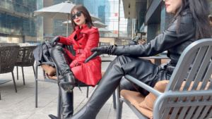 F23040-ABBY穿上了红色真皮大衣，YANZEE协助她整理皮革服饰，精彩的长靴影片即将上演