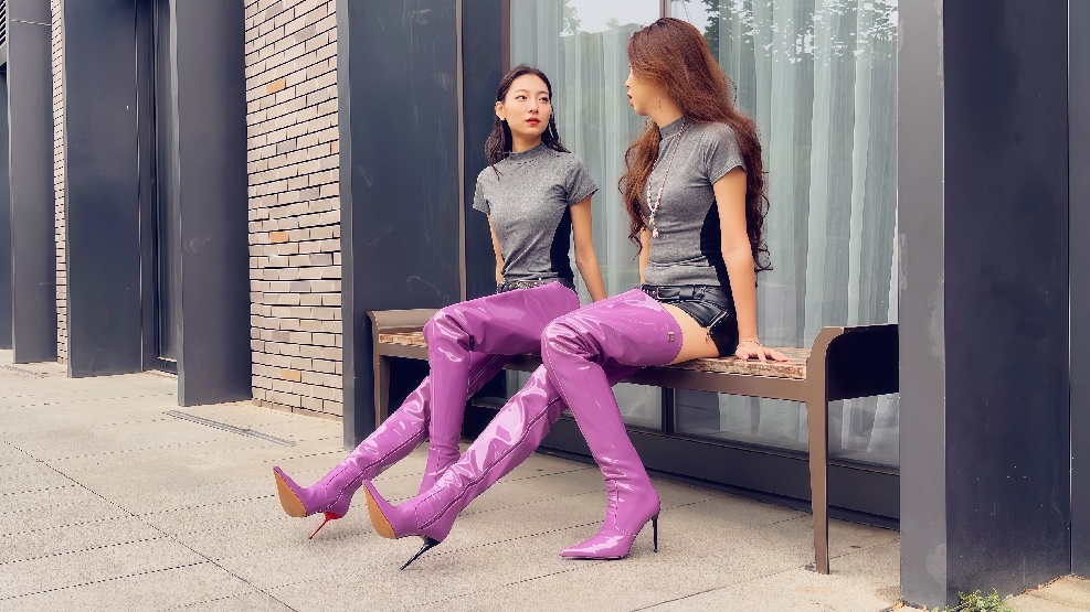 YOU26V068 – Diese Stiefel sind der absolute Hingucker! Meine beste Freundin und ich trugen beide die lila Lackleder-Kniestiefel von OBL; die muschelförmigen und kleinen Muschel-Modelle garantieren einen absoluten Blickfang.